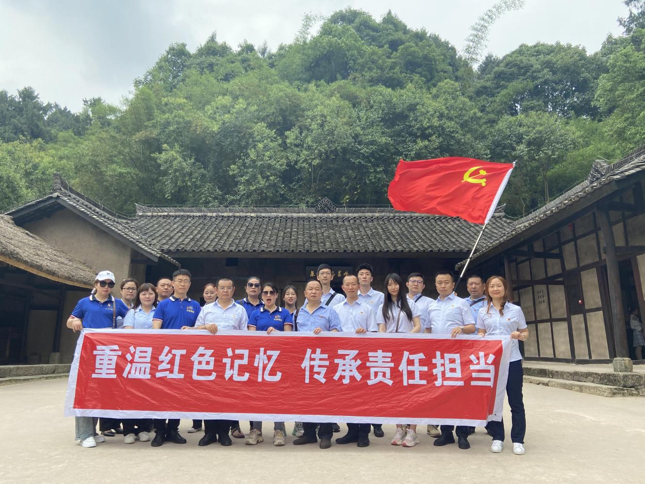 綿州通黨支部、空港巴士黨支部和公交駕校黨支部聯(lián)合開展“重溫紅色記憶，傳承責任擔當”主題黨建活動(圖2)
