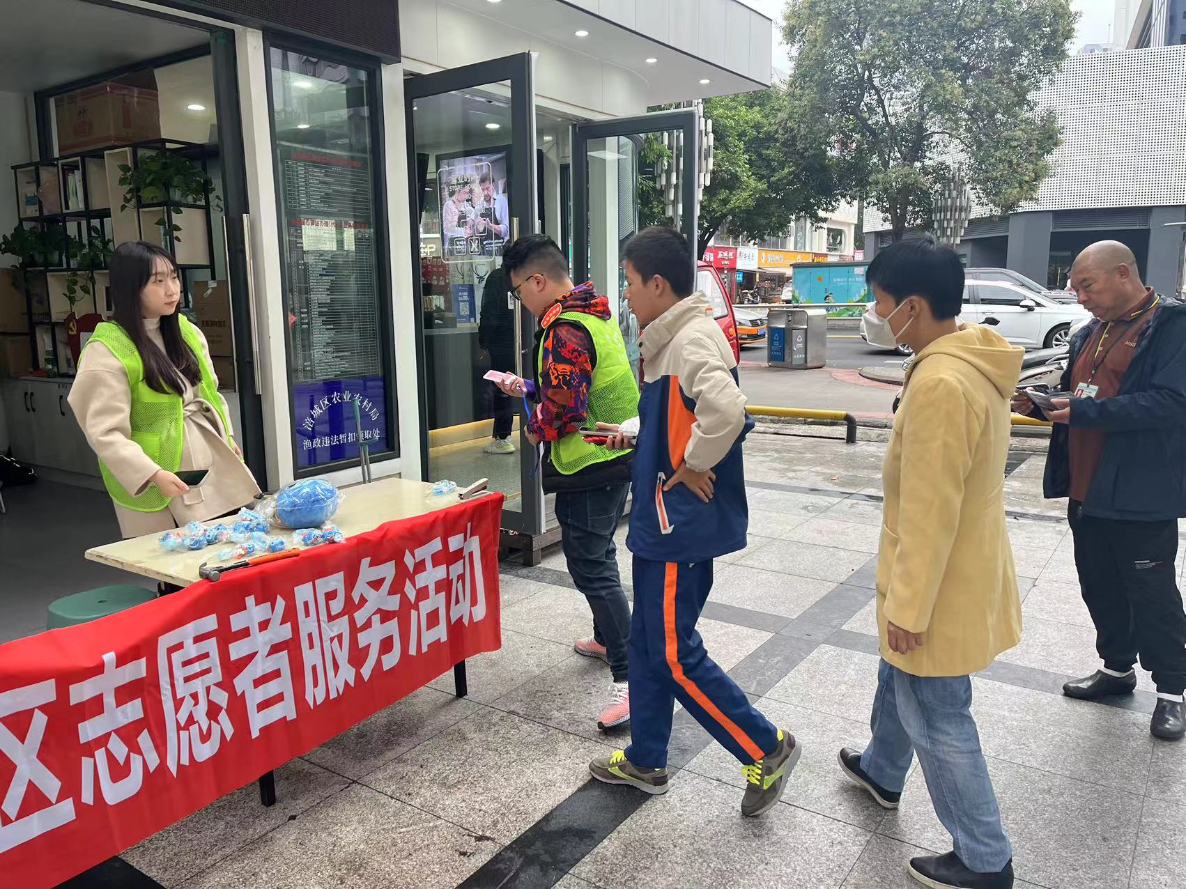 便民零距離 服務(wù)暖人心——綿州通開展志愿者服務(wù)活動(dòng)(圖1)
